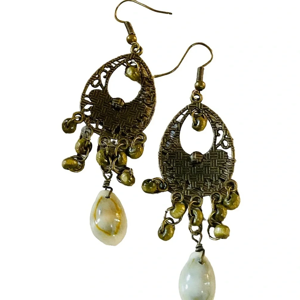 Bohemian Earrings with conch shell and beads Aztec style vintage style